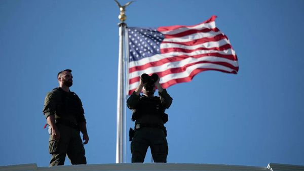 Американские военный с биноклем рядом с флагом США - Sputnik Азербайджан