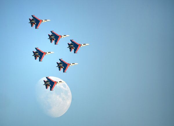 Летная программа в Пилотажная группа Русские витязи на самолетах Су-30СМ  во время выполнения летной программы на МАКС-2021 - Sputnik Азербайджан