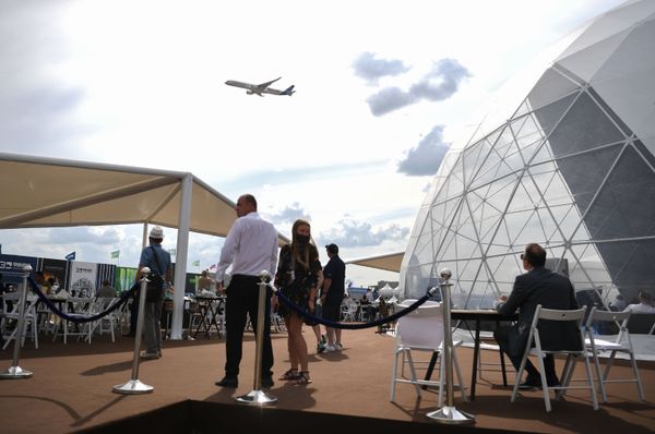Зрители наблюдают за пролетом авиалайнера Airbus A350-1000 во время летной программы на МАКС-2021 - Sputnik Азербайджан