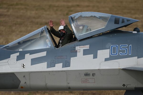 Пилот многофункционального истребителя пятого поколения Су-57 приветствует зрителей после выполнения демонстрационного полета на МАКС-2021 - Sputnik Азербайджан