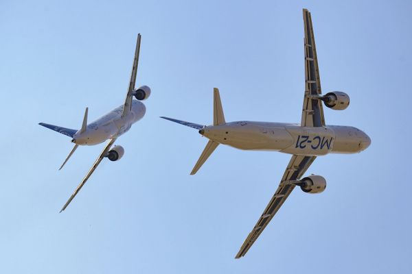 Пассажирские самолеты МС-21-300 и МС-21-310 во время выполнения летной программы на МАКС-2021 - Sputnik Азербайджан