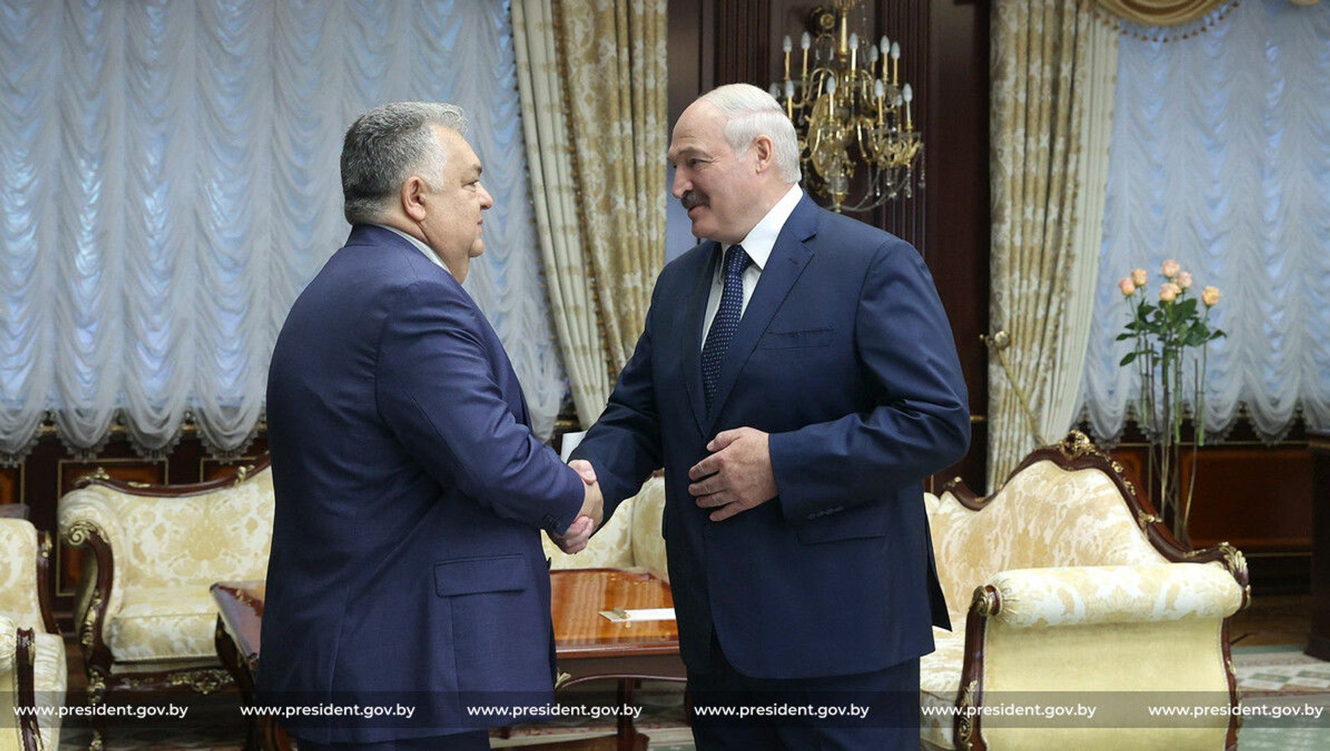 Президент Беларуси Александр Лукашенко на встрече с завершающим дипломатическую миссию в Минске послом Азербайджана Латифом Гандиловым Президент Беларуси Александр Лукашенко на встрече с завершающим дипломатическую миссию в Минске послом Азербайджана Латифом Гандиловым - Sputnik Азербайджан, 1920, 26.07.2021