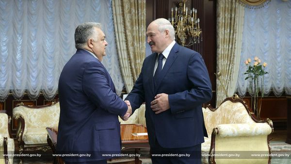  Президент Беларуси Александр Лукашенко на встрече с завершающим дипломатическую миссию в Минске послом Азербайджана Латифом Гандиловым  - Sputnik Азербайджан