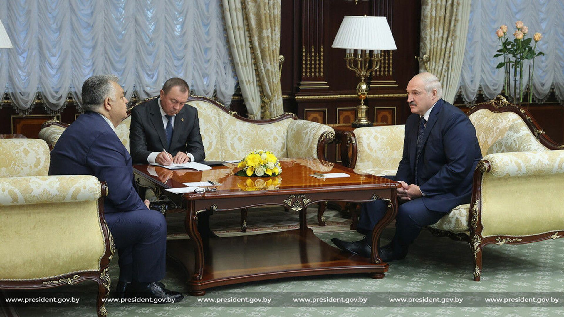 Азербайджан не прогнулся под давлением Запада: Лукашенко встретился с Гандиловым Азербайджан не прогнулся под давлением Запада: Лукашенко встретился с Гандиловым - Sputnik Азербайджан, 1920, 26.07.2021