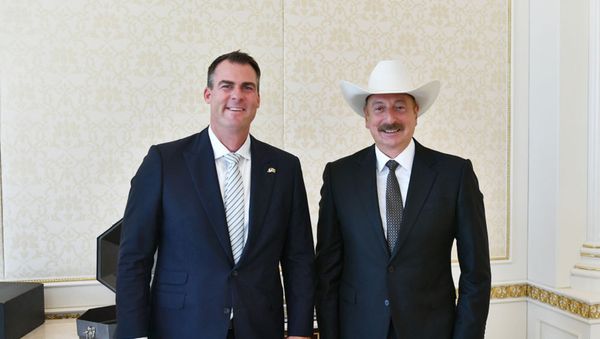 Azərbaycan Respublikasının Prezidenti İlham Əliyev Amerika Birləşmiş Ştatlarının Oklahoma ştatının qubernatoru Con Kevin Stittin başçılıq etdiyi nümayəndə heyətini qəbul edib - Sputnik Азербайджан