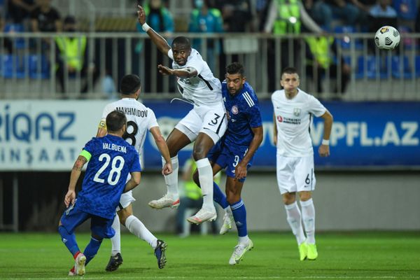 Игровой момент ответного матча квалификационного раунда Лиги чемпионов между бакинским Нефтчи и греческим Олимпиакосом. - Sputnik Азербайджан