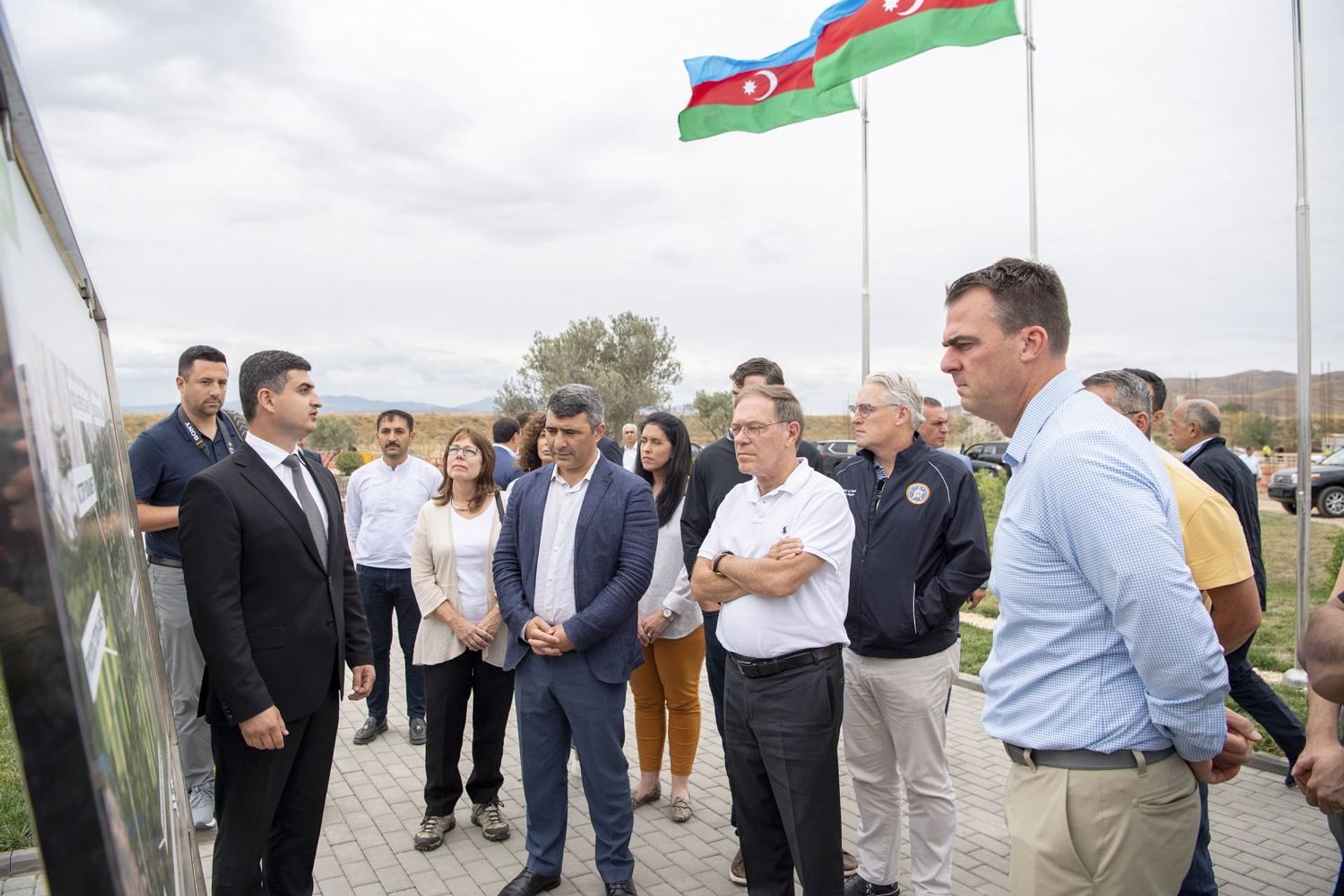 Губернатор американского штата прошелся по улицам Баку и Умного села в Зангилане - Sputnik Азербайджан, 1920, 29.07.2021