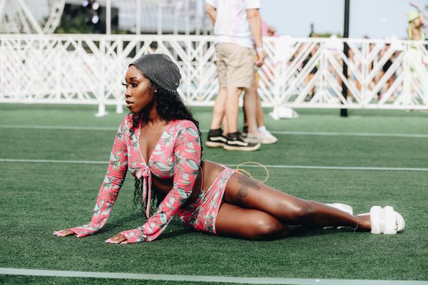 Посетитель фестиваля посещает Rolling Loud на Hard Rock Stadium в Майами-Гарденс, Флорида. - Sputnik Азербайджан