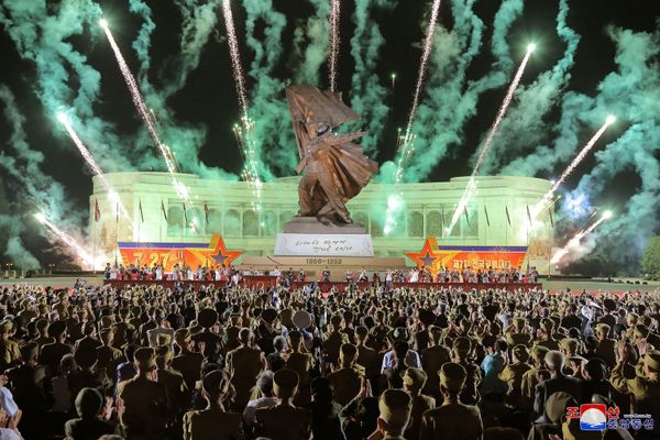 Салют в Пхеньяне в честь седьмой национальной конференции ветеранов войны. - Sputnik Азербайджан