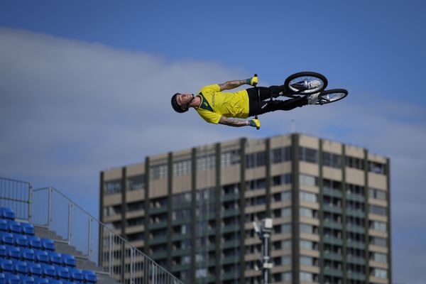 Спортсмен из Австралии Логан Мартин во время тренировки по BMX Freestyle на летних Олимпийских играх в Токио. - Sputnik Азербайджан