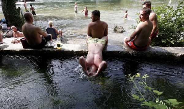 В Северной Македонии вода стала спасением: 28 июля 2021 года в крошечной балканской стране температура поднялась выше 43 градусов по Цельсию (109 по Фаренгейту). - Sputnik Азербайджан