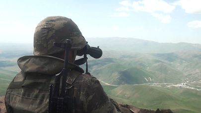 Азербайджанский военнослужащий на боевой позиции, фото из архива 