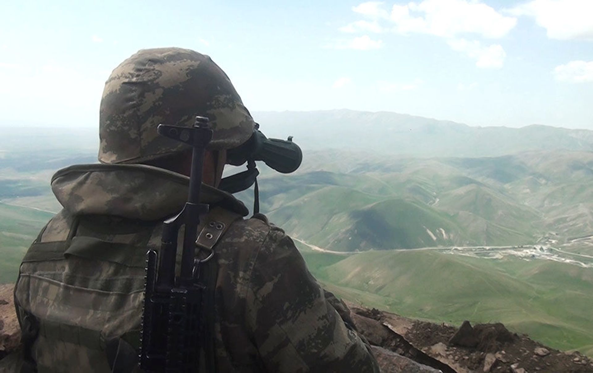 Азербайджанский военнослужащий на боевой позиции, фото из архива  - Sputnik Азербайджан, 1920, 04.12.2023