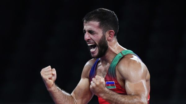 Азербайджанский борец по греко-римской борьбе Рафиг Гусейнов (до 77 кг) после победы над спортсменом из Армении Карапетом Чаляном на Олимпийских играх 2020 года в Токио - Sputnik Азербайджан