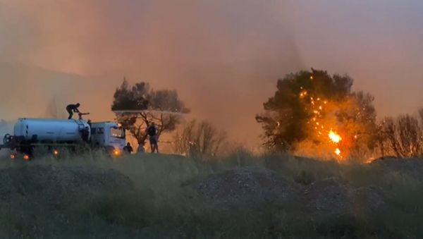 Юг Европы охватили сильнейшие пожары - видео - Sputnik Азербайджан