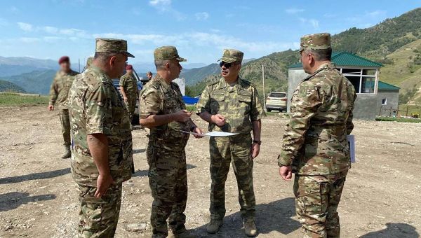 Müdafiə naziri Kəlbəcərdə tikilməkdə olan təlim poliqonuna baxış keçirib - Sputnik Азербайджан
