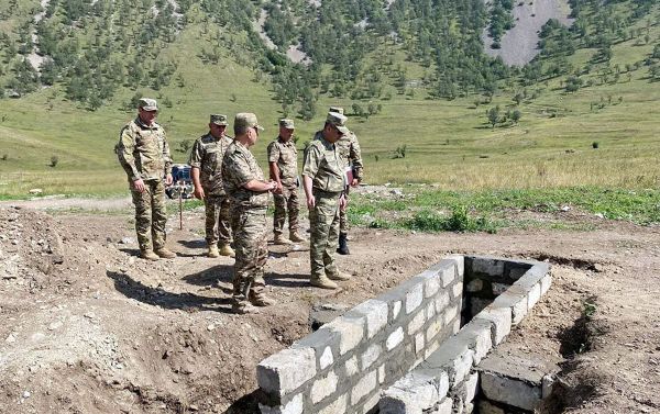 Müdafiə naziri Kəlbəcərdə tikilməkdə olan təlim poliqonuna baxış keçirib - Sputnik Азербайджан