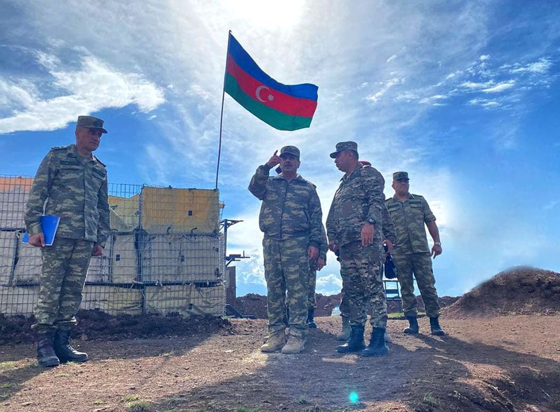 Министр обороны встретился с личным составом, несущим боевое дежурство в Кяльбаджарском районе - Sputnik Азербайджан, 1920, 01.10.2021