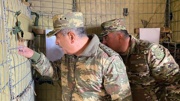 Министр обороны встретился с личным составом, несущим боевое дежурство в Кяльбаджарском районе - Sputnik Азербайджан