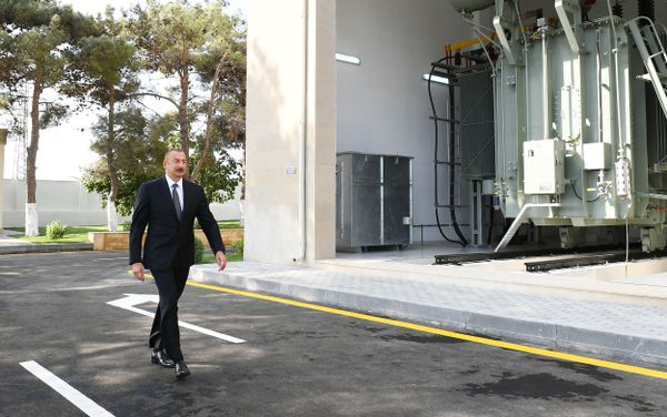 Prezident İlham Əliyev yenidən qurulan 110/35/6 kilovoltluq “Suraxanı” yarımstansiyasının açılışında - Sputnik Азербайджан