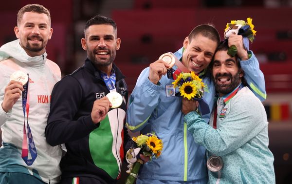 Tokyo 2020 Olympics - Karate - Men's -75kg Kumite - Medal Ceremony - Nippon Budokan, Tokyo, Japan - August 6, 2021. Gold medallist Luigi Busa of Italy, silver medallist Rafael Aghayev of Azerbaijan, bronze medallist Stanislav Horuna of Ukraine, and bronze medallist Gabor Harspataki of Hungary pose together. REUTERS/Carl Recine - Sputnik Азербайджан