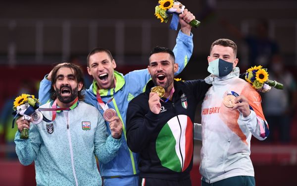 Tokyo 2020 Olympics - Karate - Men's -75kg Kumite - Medal Ceremony - Nippon Budokan, Tokyo, Japan - August 6, 2021. Gold medallist Luigi Busa of Italy, silver medallist Rafael Aghayev of Azerbaijan, bronze medallist Stanislav Horuna of Ukraine, and bronze medallist Gabor Harspataki of Hungary pose together. REUTERS/Annegret Hilse - Sputnik Азербайджан