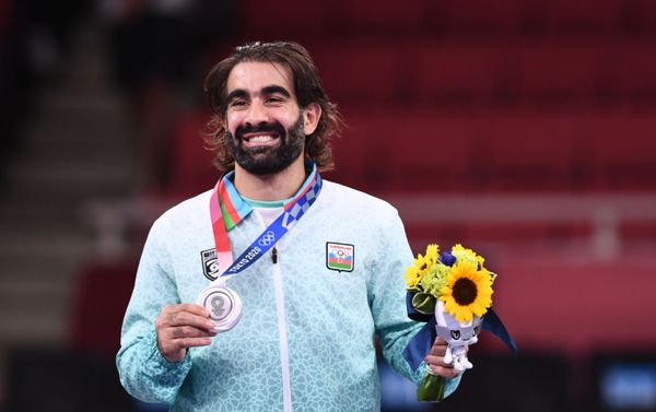 Tokyo 2020 Olympics - Karate - Men's -75kg Kumite - Medal Ceremony - Nippon Budokan, Tokyo, Japan - August 6, 2021. Silver medallist Rafael Aghayev of Azerbaijan poses with his medal. REUTERS/Annegret Hilse - Sputnik Азербайджан