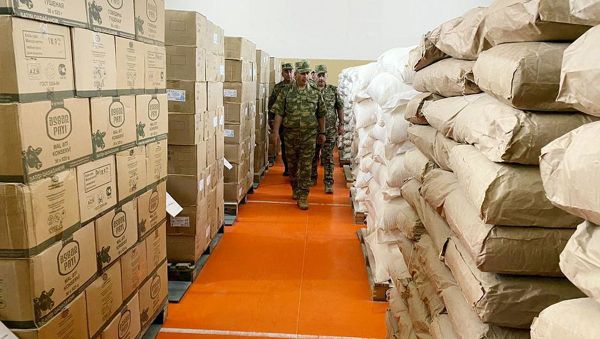 Министр обороны Закир Гасанов проверил готовность новых складов на освобожденных территориях к зимнему периоду - Sputnik Азербайджан