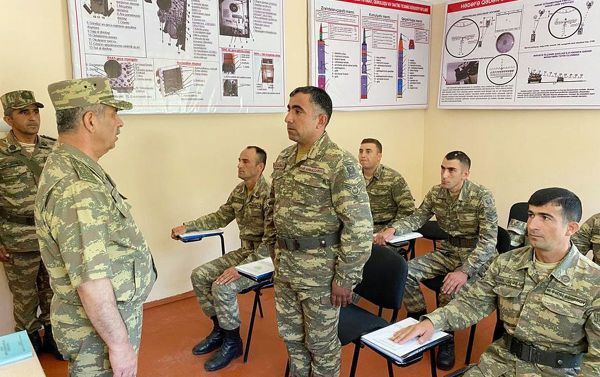 Müdafiə naziri Kəlbəcərdə və Laçında yerləşən hərbi hissələrdə olub - Sputnik Азербайджан