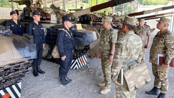 Müdafiə naziri Kəlbəcərdə və Laçında yerləşən hərbi hissələrdə olub - Sputnik Азербайджан