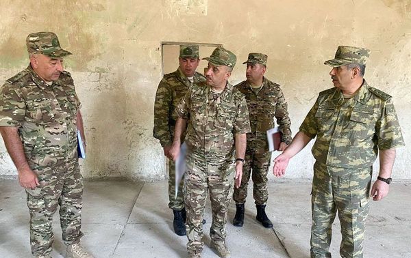 Müdafiə Nazirliyinin rəhbərliyi azad edilmiş ərazilərdə tikintisi davam edən hərbi hissələrdə olub - Sputnik Азербайджан