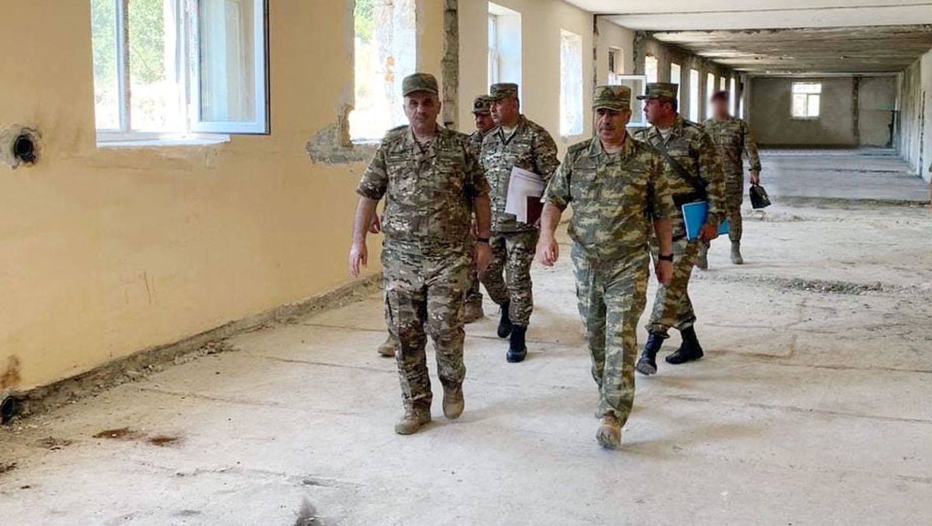 Müdafiə Nazirliyinin rəhbərliyi azad edilmiş ərazilərdə tikintisi davam edən hərbi hissələrdə olub - Sputnik Азербайджан, 1920, 08.08.2021