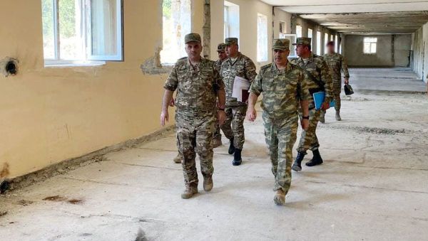 Müdafiə Nazirliyinin rəhbərliyi azad edilmiş ərazilərdə tikintisi davam edən hərbi hissələrdə olub - Sputnik Азербайджан