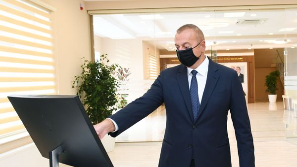 Prezident İlham Əliyev əsaslı şəkildə yenidən qurulan “Abşeron” yarımstansiyasının açılışında - Sputnik Азербайджан