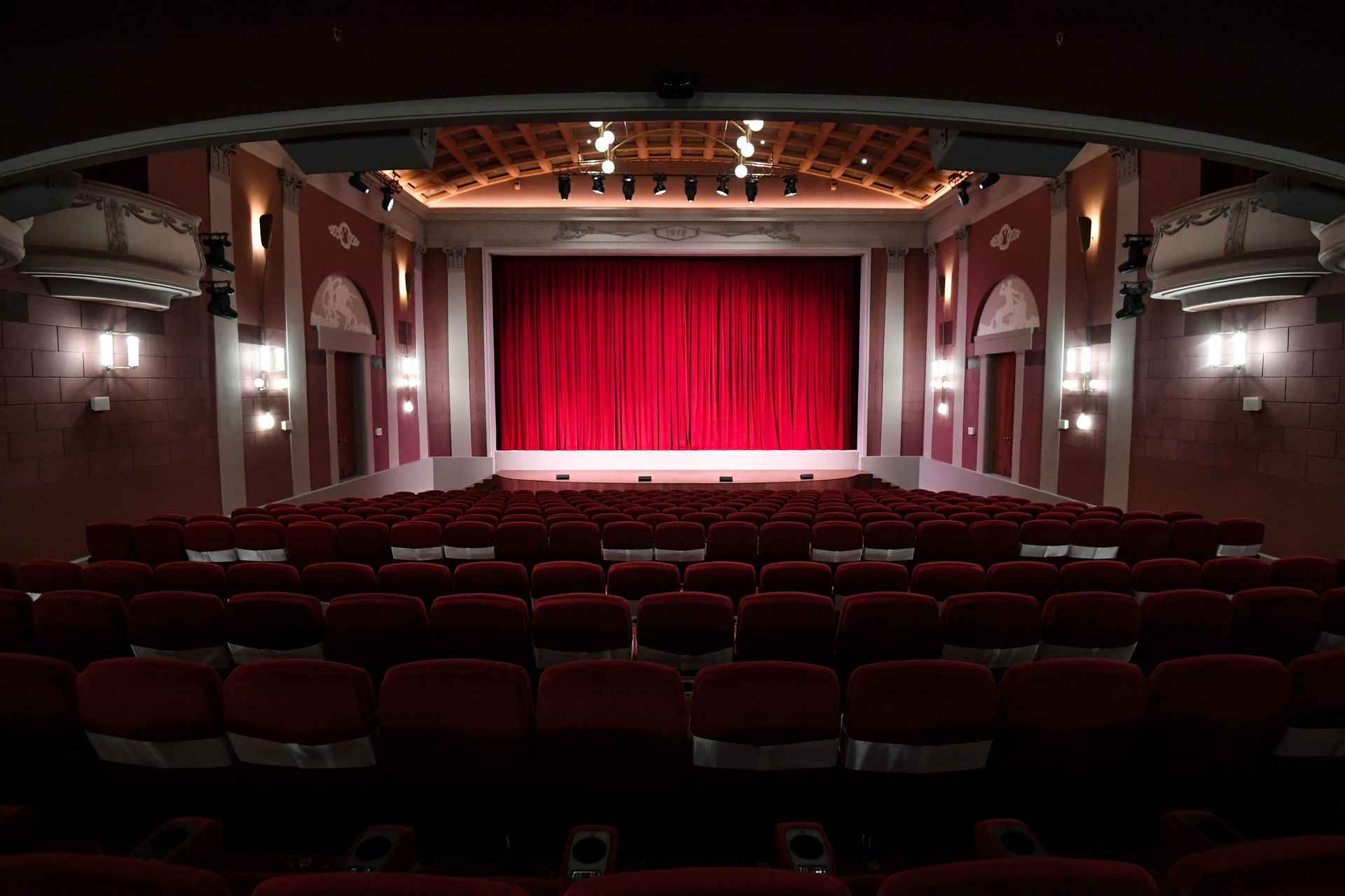 Boş teatr səhnəsi, arxiv şəkli - Sputnik Азербайджан, 1920, 18.01.2024