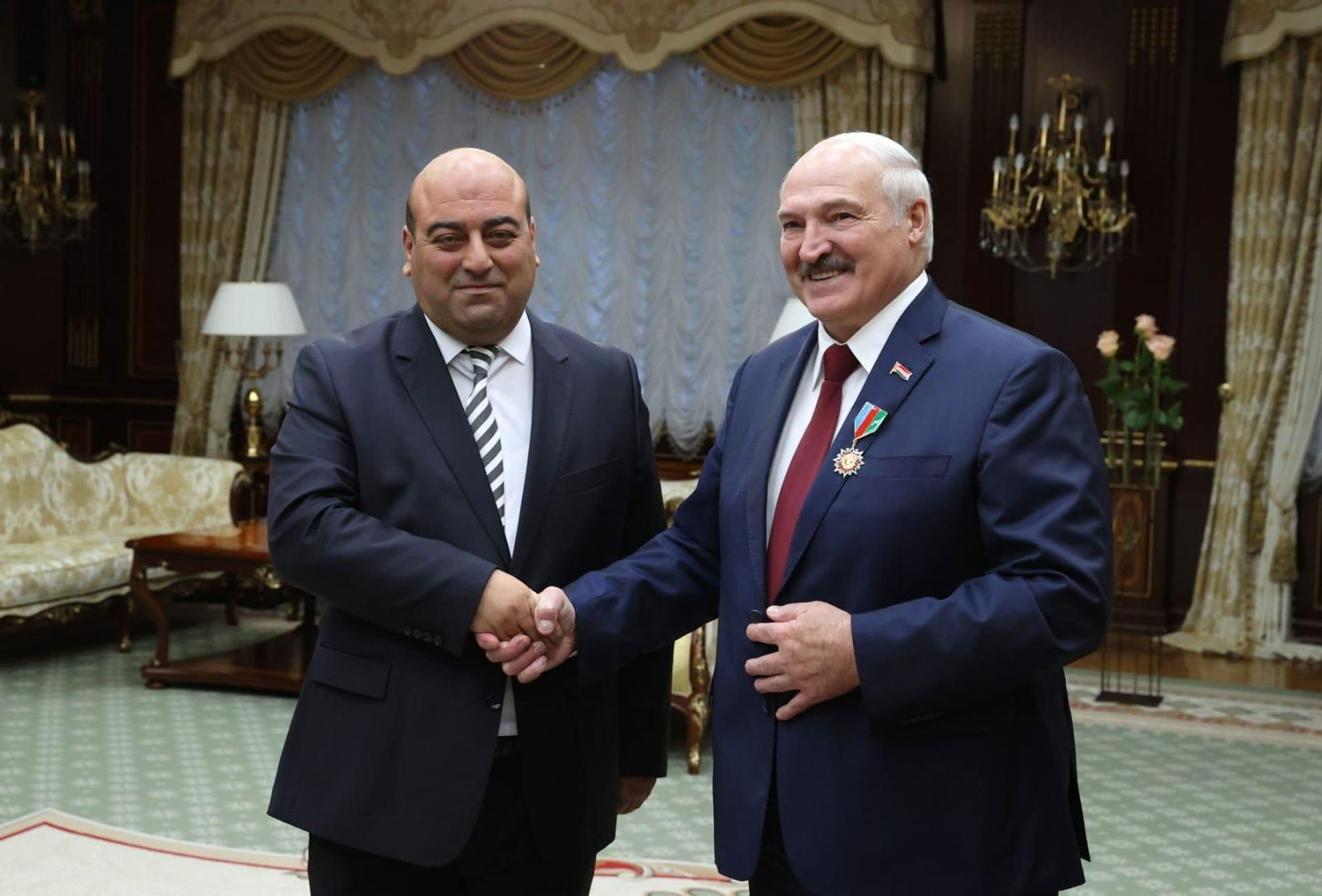 Президент Республики Беларусь Александр Лукашенко и главный редактор международного журнала Мой Азербайджан Эмиль Насирли - Sputnik Азербайджан, 1920, 01.10.2021