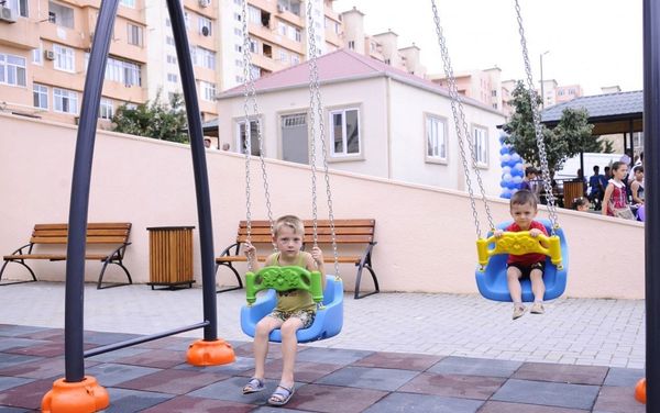 Paytaxtda abadlaşdırılan növbəti həyət sakinlərin istifadəsinə verilib - Sputnik Азербайджан