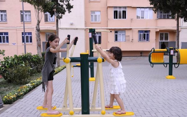 Paytaxtda abadlaşdırılan növbəti həyət sakinlərin istifadəsinə verilib - Sputnik Азербайджан