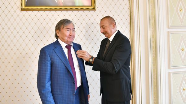 Prezident İlham Əliyev qazax şairi və ictimai xadim Oljas Süleymenovu qəbul edib - Sputnik Азербайджан