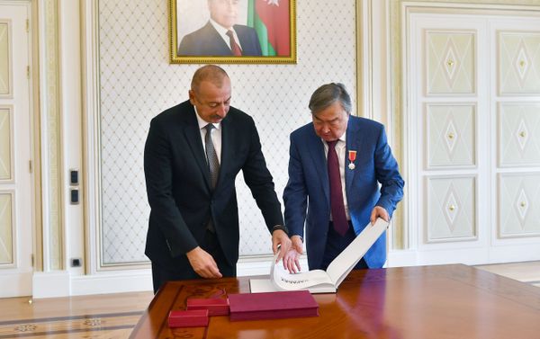 Prezident İlham Əliyev qazax şairi və ictimai xadim Oljas Süleymenovu qəbul edib - Sputnik Азербайджан