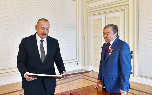 Prezident İlham Əliyev qazax şairi və ictimai xadim Oljas Süleymenovu qəbul edib - Sputnik Азербайджан