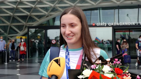 Шквал эмоций: в Баку встретили олимпийцев Гаджи Алиева и Ирину Зарецкую - Sputnik Азербайджан