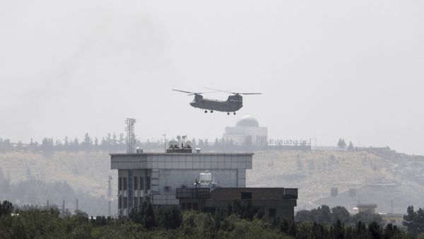 Вертолет США Chinook возле посольства США в Кабуле, Афганистан, 15 августа 2021 г.  - Sputnik Азербайджан