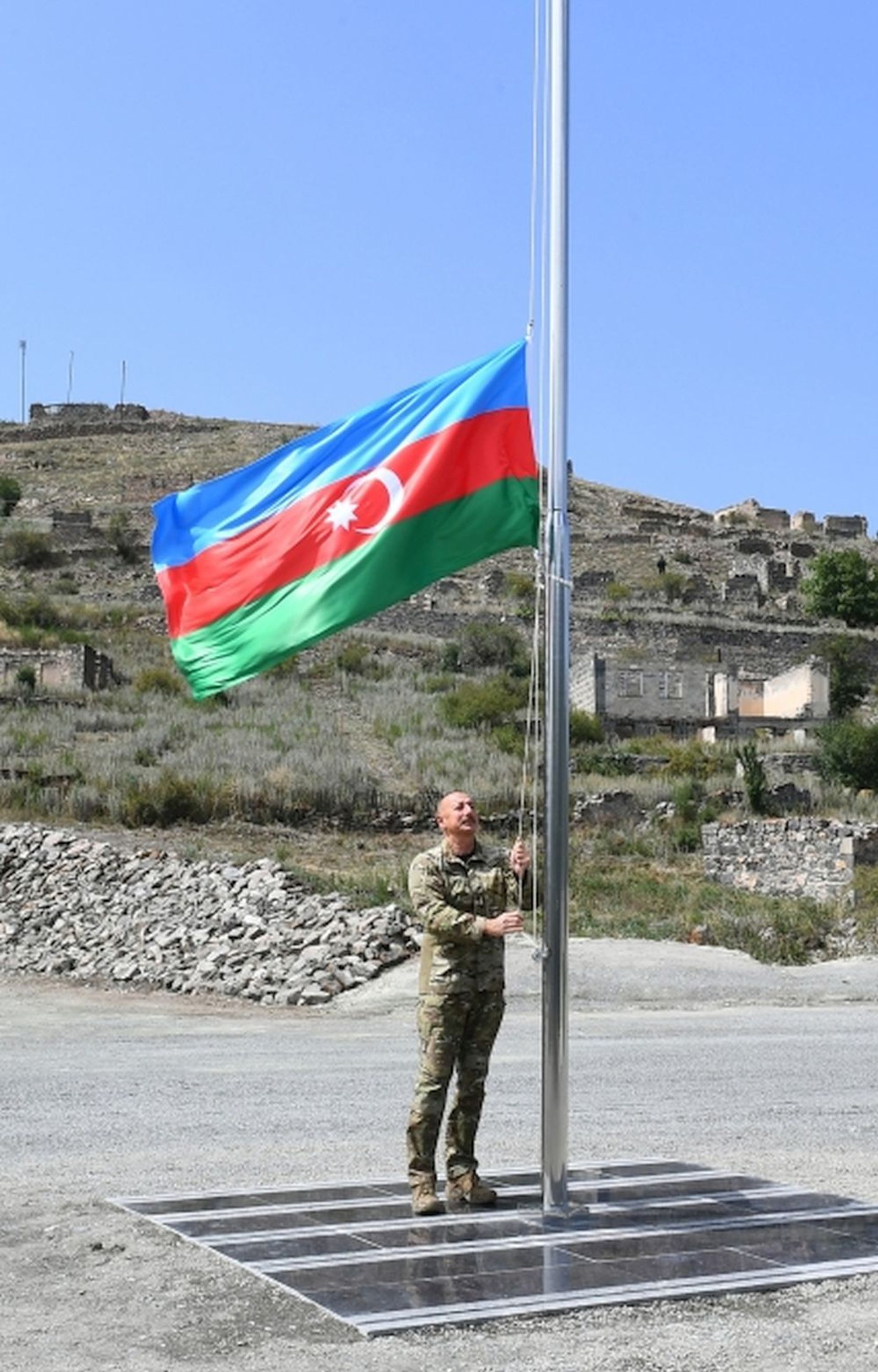 Президент Ильхам Алиев и первая леди Мехрибан Алиева посетили Кяльбаджарский и Лачинский районы - Sputnik Азербайджан, 1920, 01.10.2021