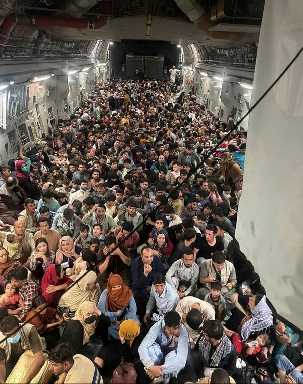 Военно-транспортный самолет Boeing C-17 Globemaster III американских ВВС эвакуировал из Кабула около 640 мирных жителей Афганистана. - Sputnik Азербайджан