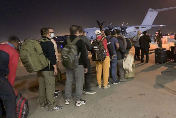 Французы и их коллеги из Афганистана в ожидании посадки на военный самолет в аэропорту Кабула. - Sputnik Азербайджан