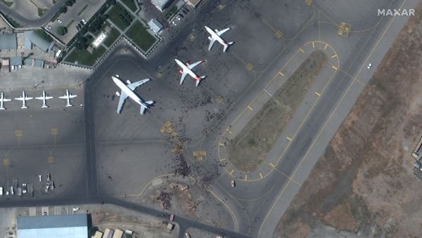 Спутниковый снимок толпы на взлетной полосе аэропорта Кабул - Sputnik Азербайджан