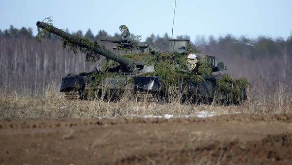 Шойгу лично протестировал трассу танкового биатлона на Т-80 - Sputnik Азербайджан