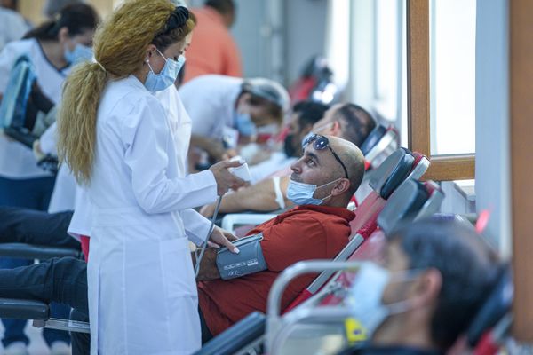 В день Ашура богобоязненные мусульмане раздают неимущим садака (милостыню), радуют детей и близких, читают Коран. - Sputnik Азербайджан