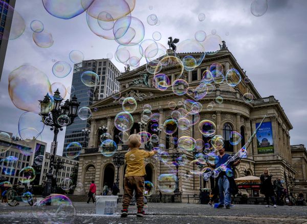 A boy plays with bubbles made by a soap bubble artist in front of the Old Opera in Frankfurt, Germany, Tuesday, Aug. 17, 2021. - Sputnik Азербайджан